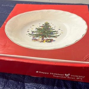 Nikko Holiday design 4 pieces bowl 9.5 inches w